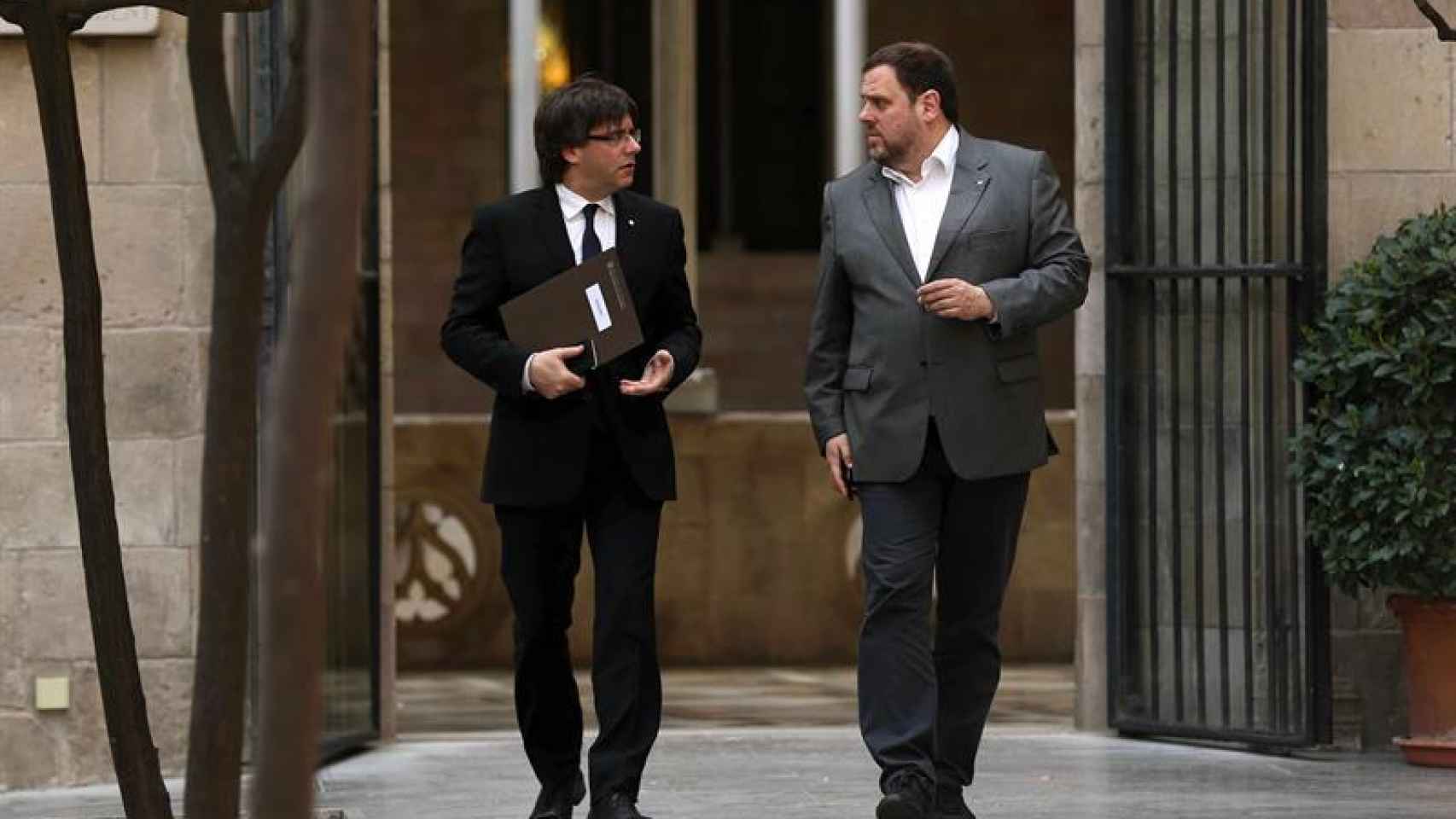 Elpresident de la Generalitat, Carles Puigdemont, junto al vicepresidente, Oriol Junqueras