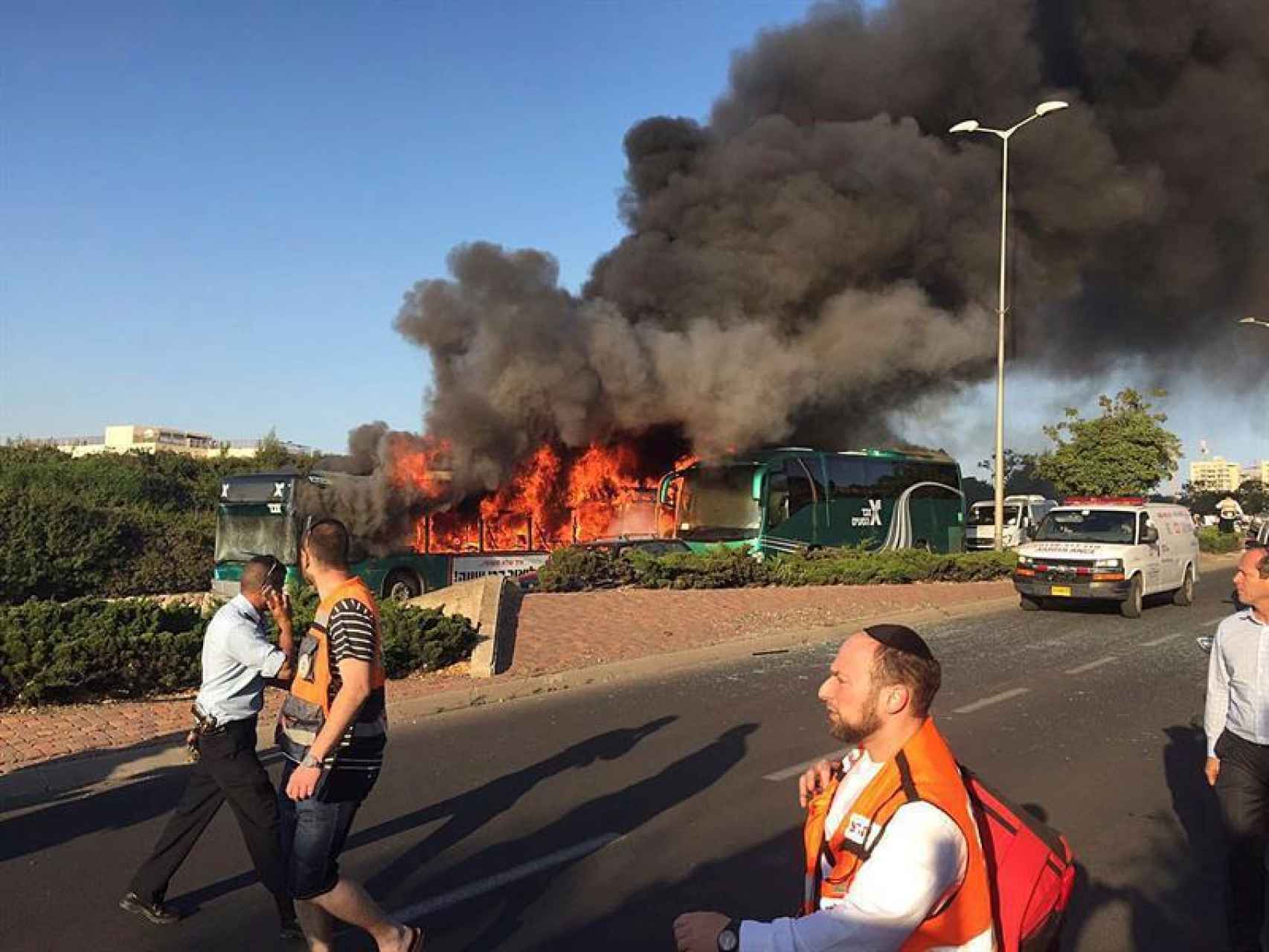 Un autobús en llamas tras el atentado en la carretera de Hebrón el 18 de abril.