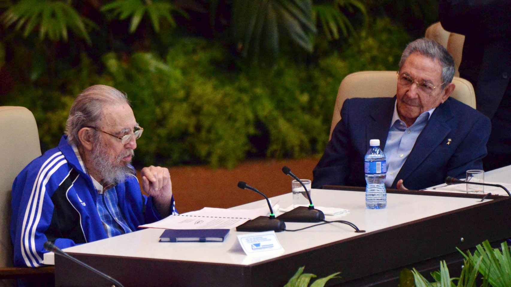 El presidente cubano, Raúl Castro, escucha a su hermano Fidel durante el VII Congreso del Partido Comunista de Cuba