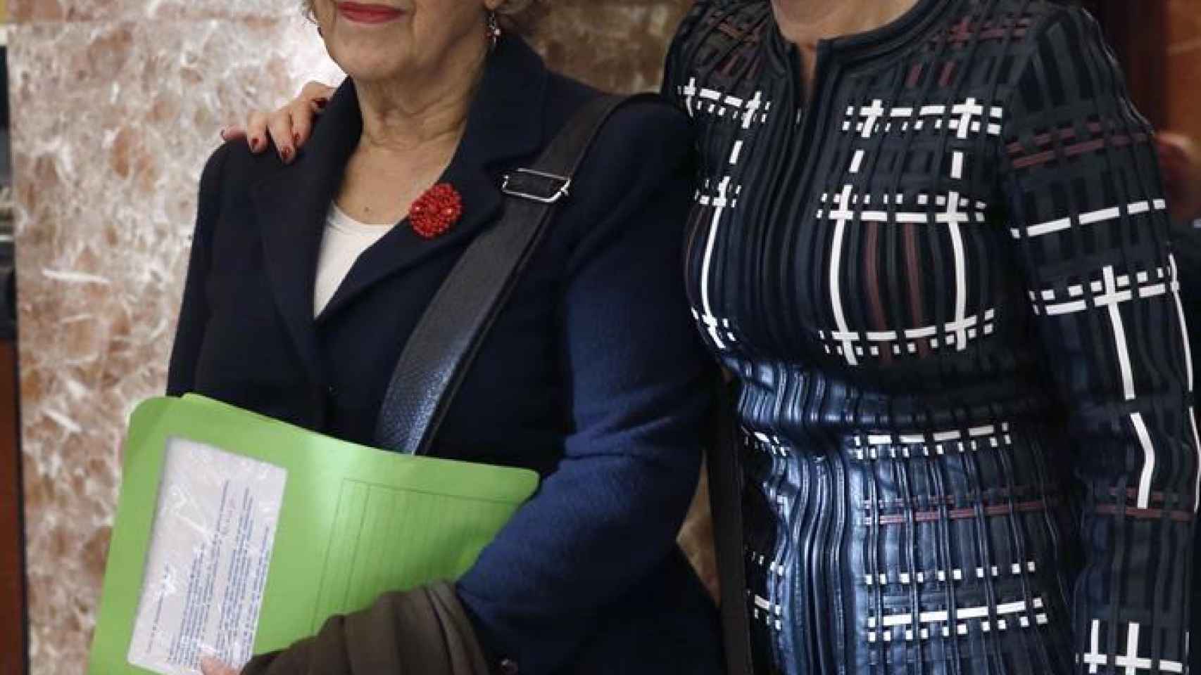 Manuela Carmena y Cristina Cifuentes.
