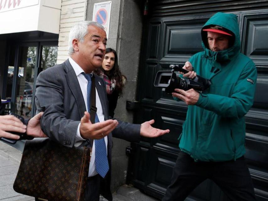 Luis Pineda, a su llegada a la sede de Ausbanc en Madrid durante el registro.