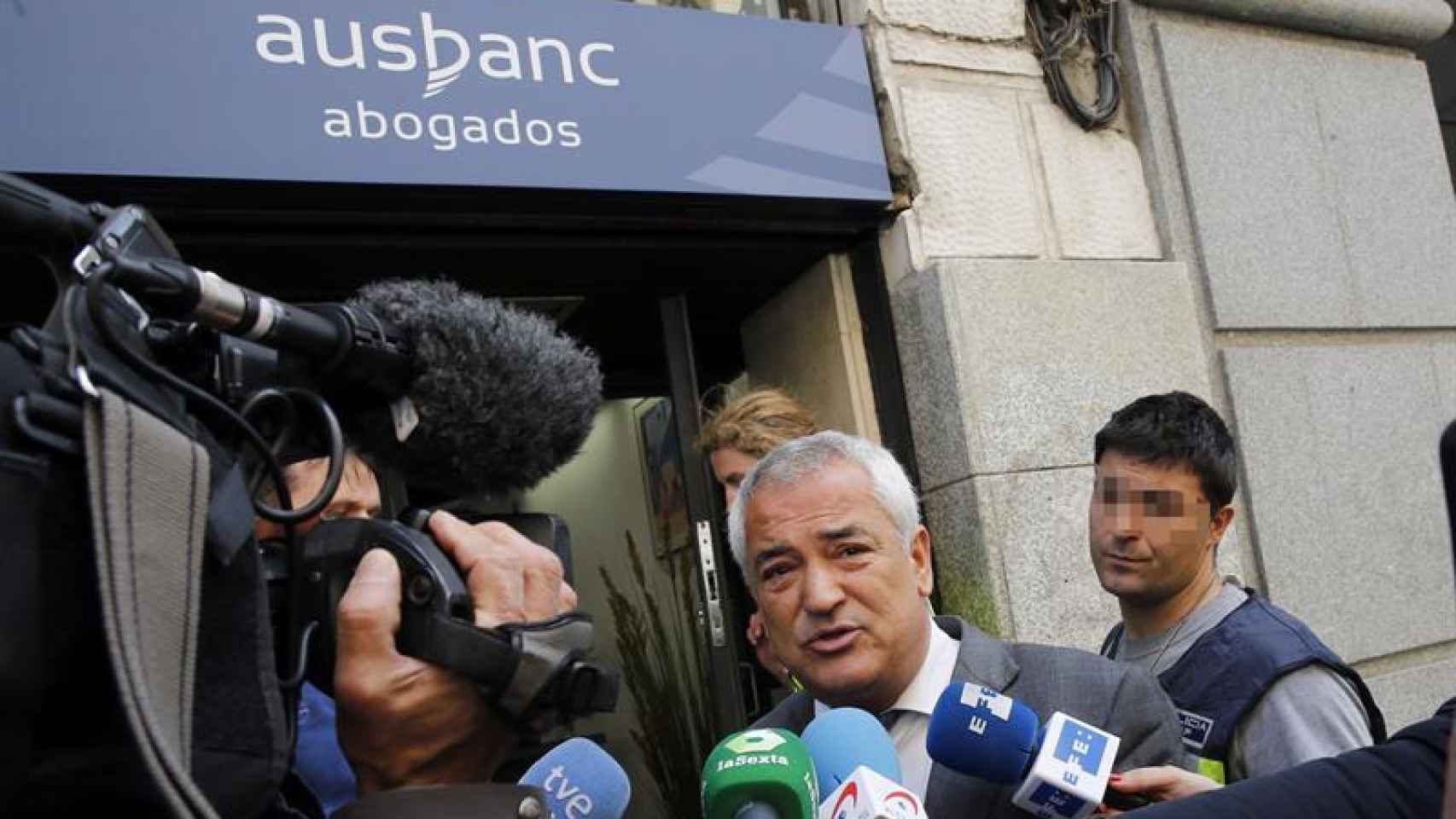 Luis Pineda, presidente de Ausbanc, tras el registro de su sede en Madrid.