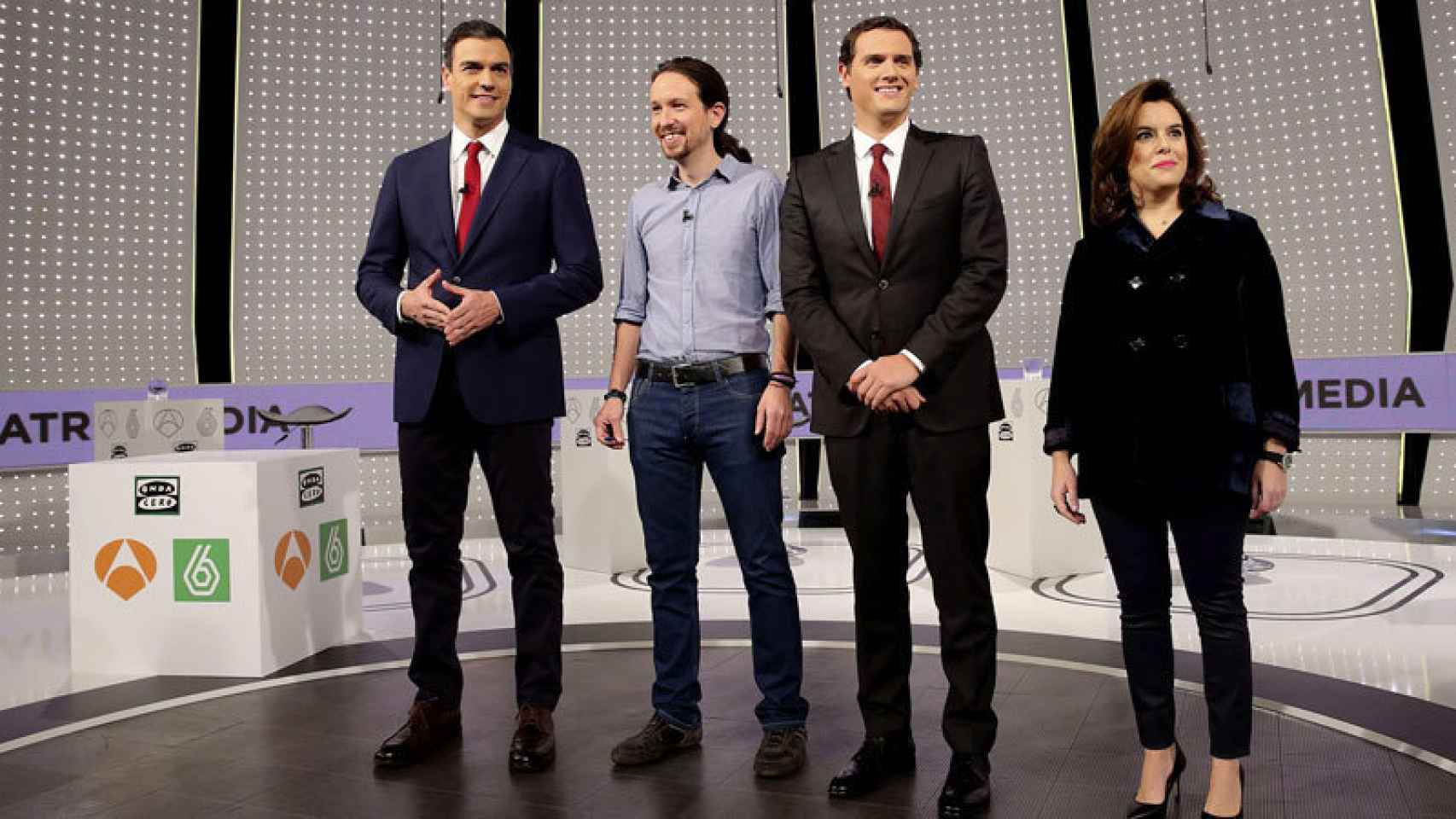 Los líderes de PSOE, Podemos y Ciudadanos con la vicepresidenta del Gobierno.
