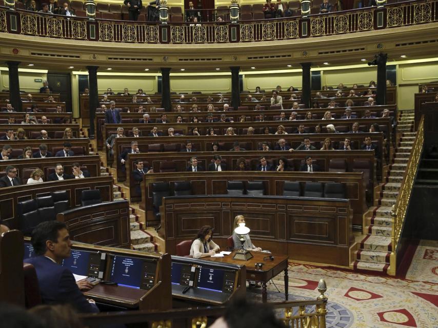 El Gobierno huye del Congreso y deja desiertos sus escaños