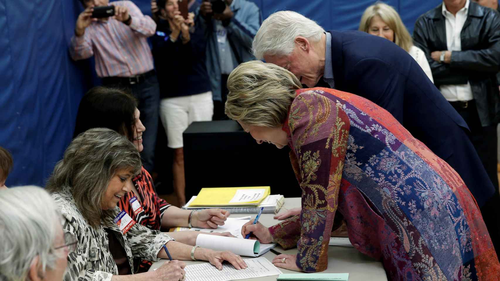 Hillary y Bill clinton votan en la primaria demócrata en Nueva York.