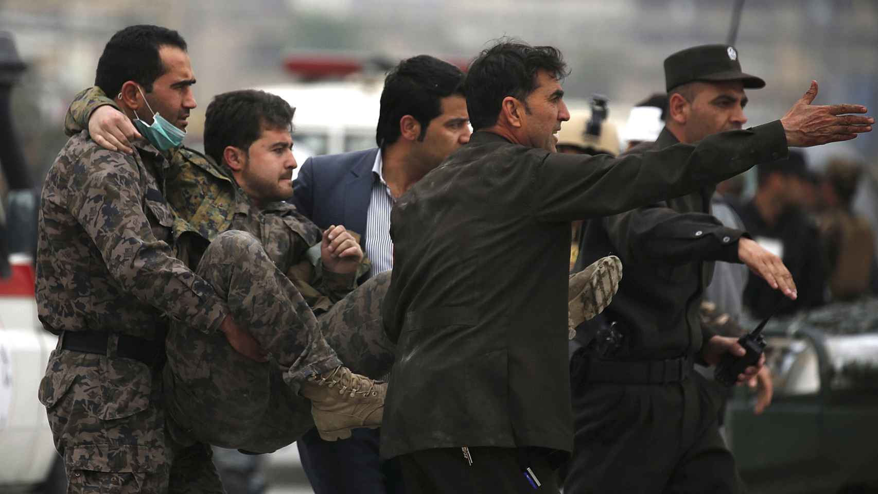 Fuerzas de seguridad transportan a un miembro tras el ataque suicida en Kabul.