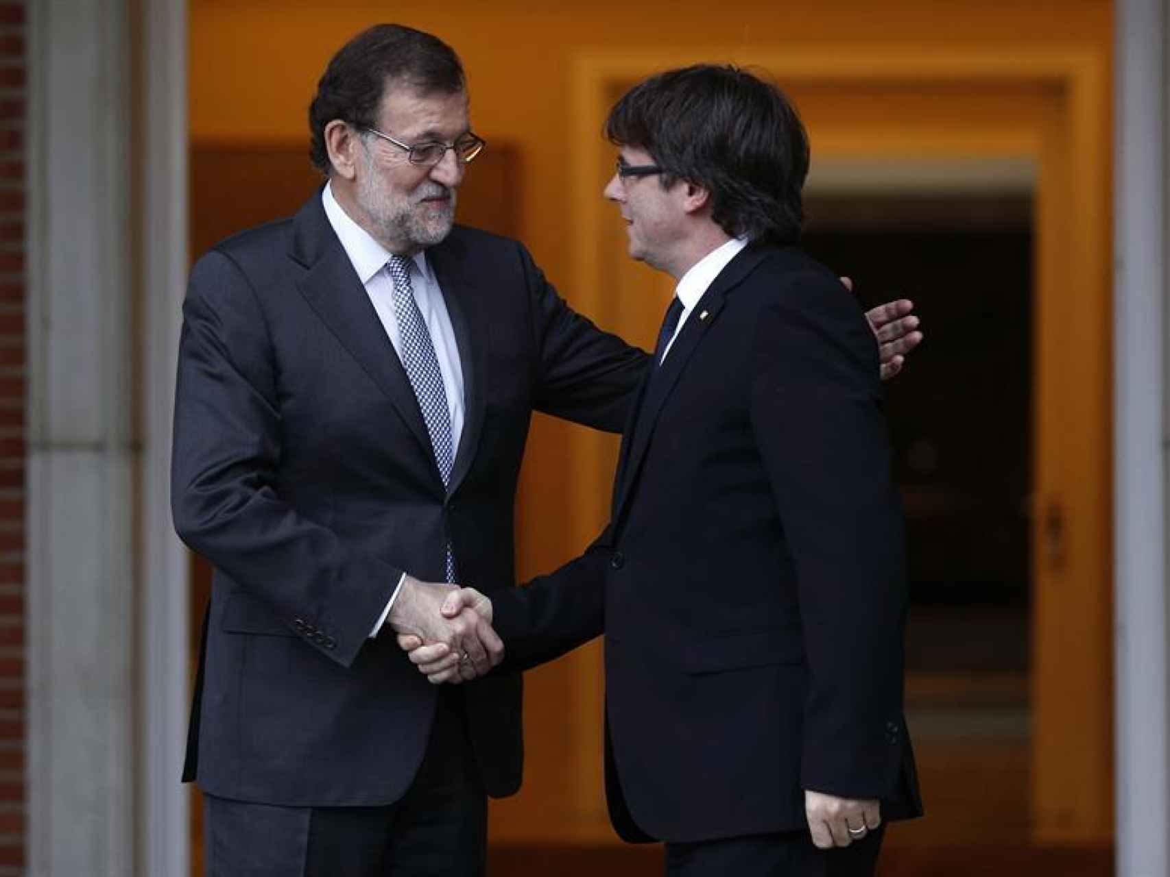 Mariano Rajoy y Carles Puigdemont momentos antes de la reunión.