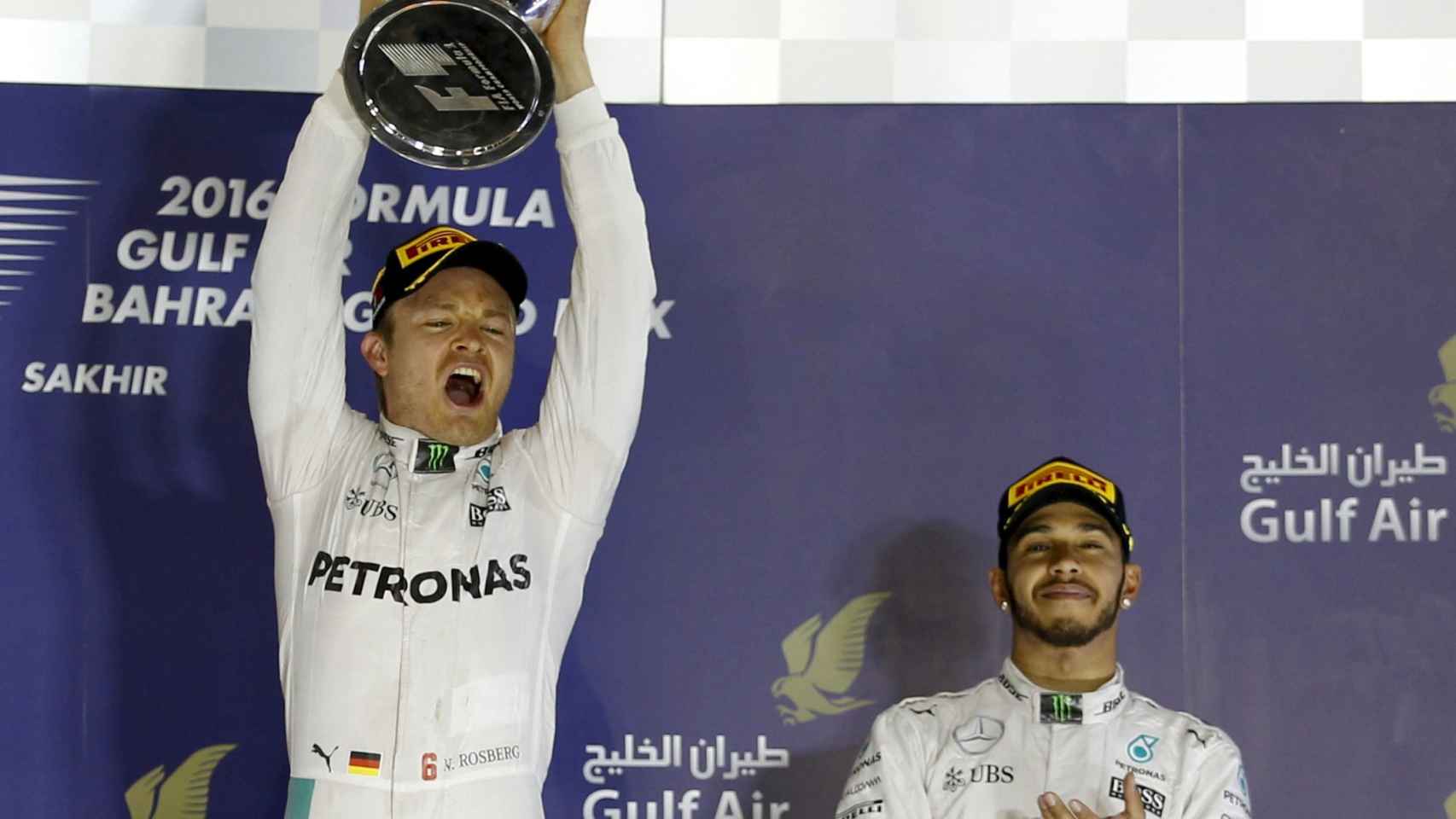 Rosberg celebra su victoria en Bahréin por delante de Hamilton.