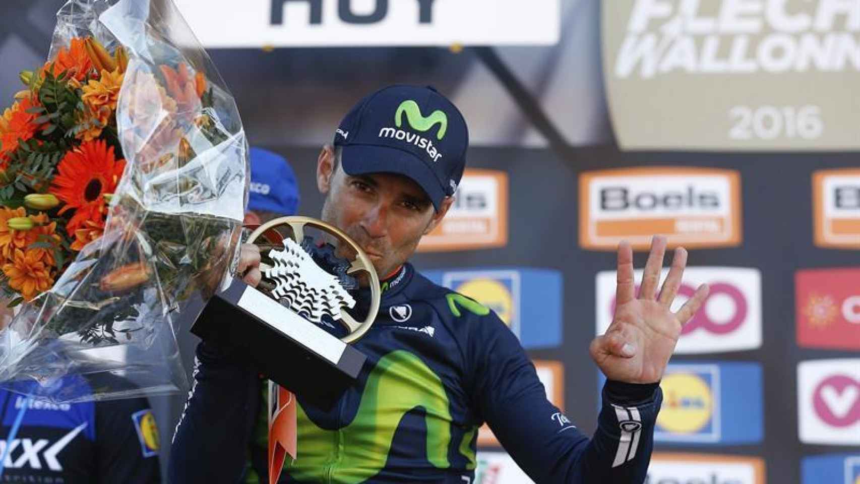 Alejandro Valverde con el trofeo de la Flecha Valona.