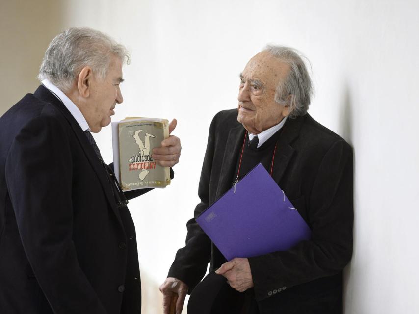 Gamoneda charlando con Sánchez-Ferlosio en el acto conmemorativo de Cervantes.