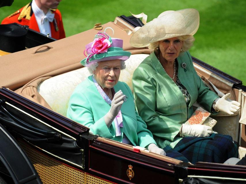 Isabel II y su nuera Camila Parker a su llegada a Ascot en 2013