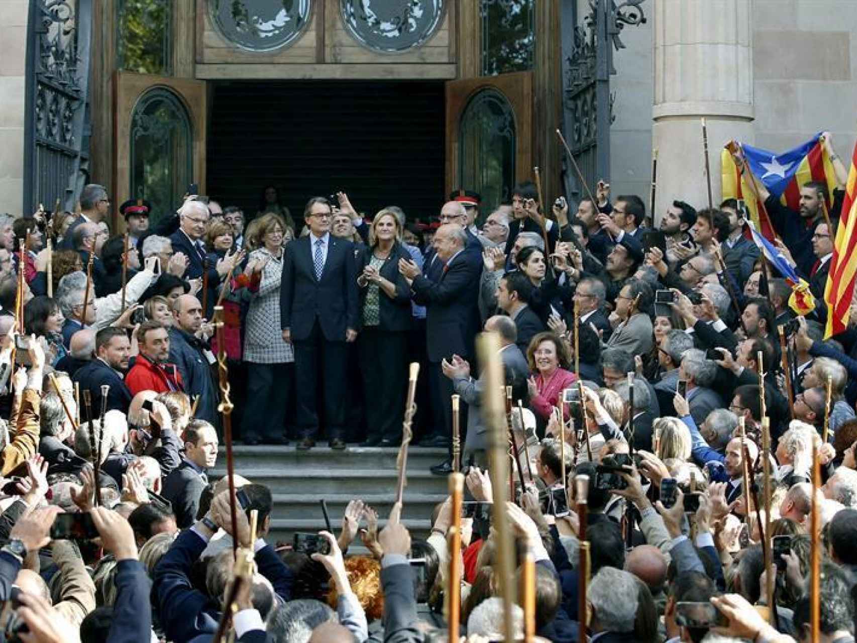 Arthur Mas aclamado a la salida del Tribunal Superior de Justicia de Cataluña.