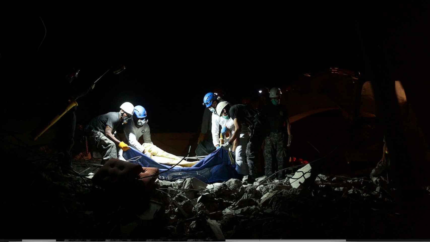 Rescate entre los escombros en en el hotel Royal en Pedernales, Ecuador.