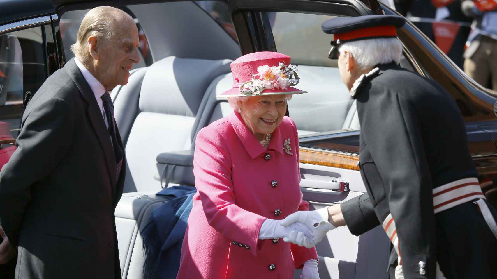 Isabel II y el Duque de Edimburgo a su llegada a The Royal Mail Post Office en Windsor