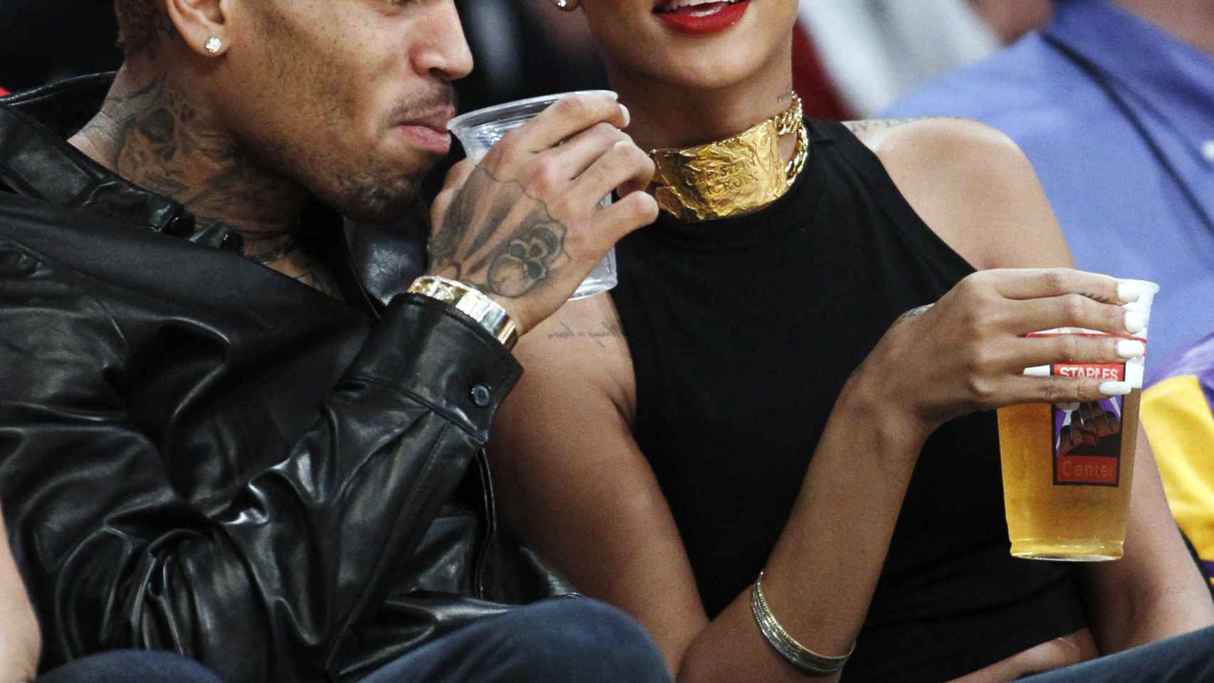 Chris Brown y Rihanna disfrutando de un partido de la NBA en 2012