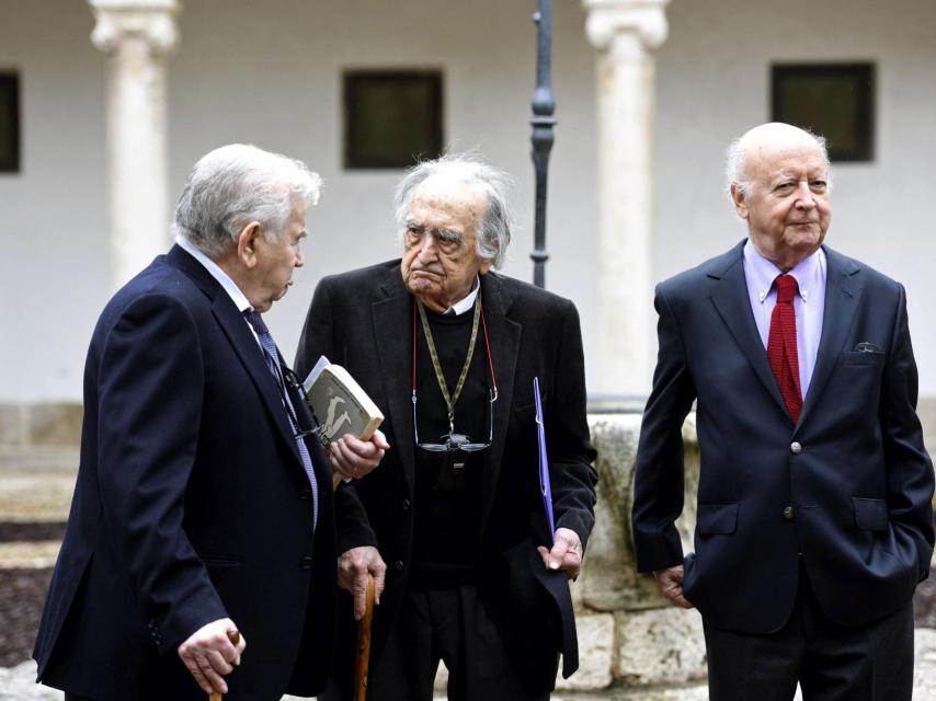 Los premios Cervantes Gamoneda, Sánchez-Ferlosio y Edwards en el patio del Paraninfo.