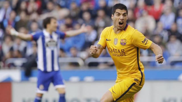 Luis Suárez celebra uno de sus cuatro goles ante el Deportivo.