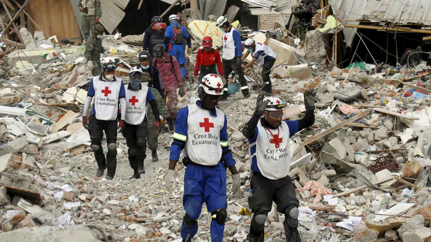 Los servicios de rescate continúan su búsqueda en Ecuador.