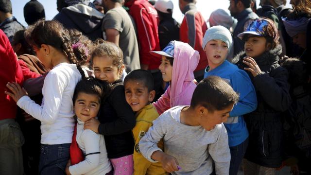 Un grupo de niños hacen cola para la comida en el campo de refugiados de Idomeni