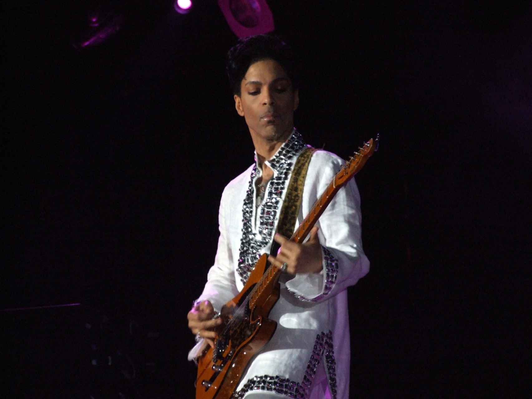 Prince durante un concierto en Coachella.