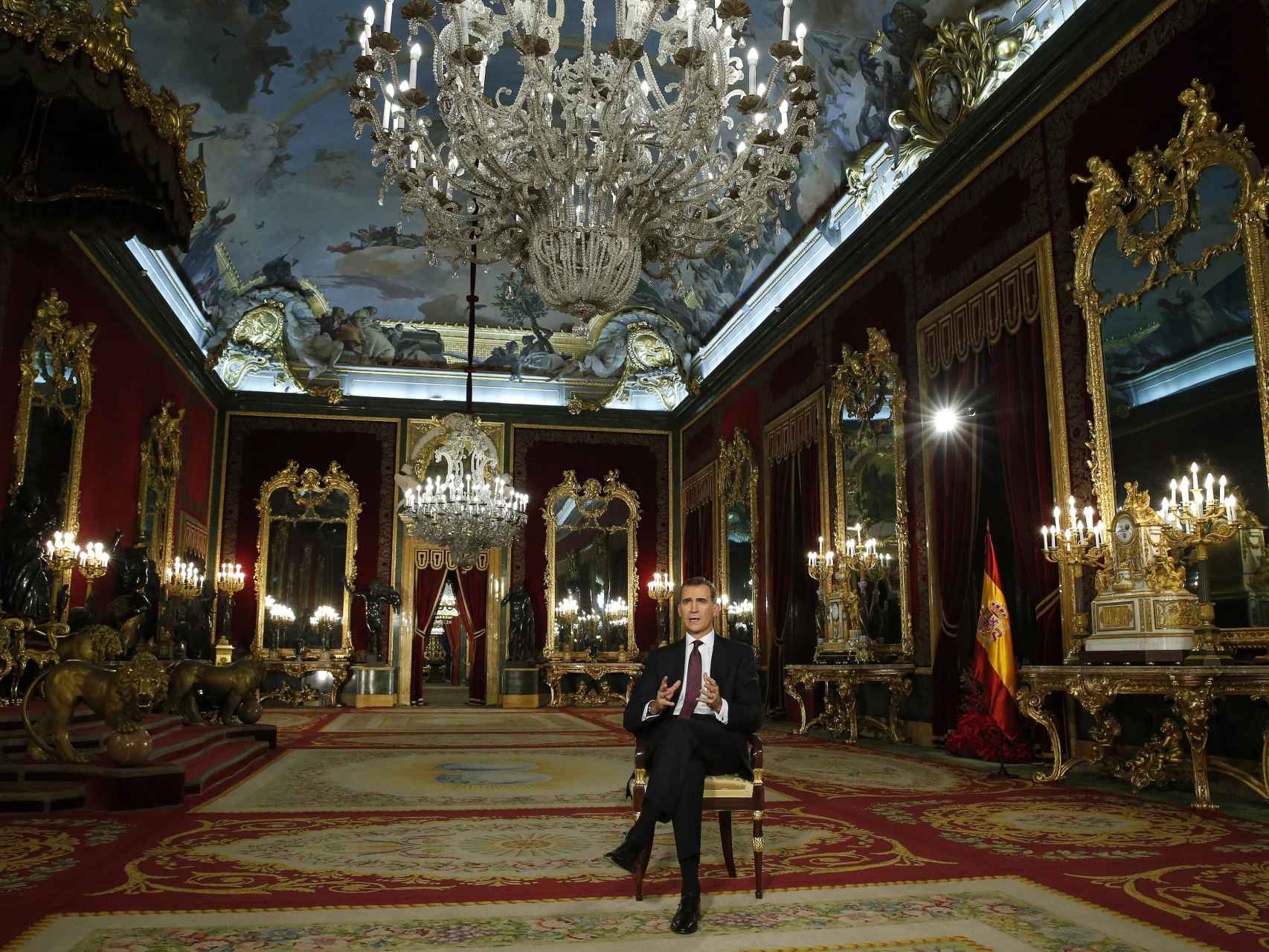 Felipe VI en el Salón del Trono durante el mensaje de Navidad de 2015.