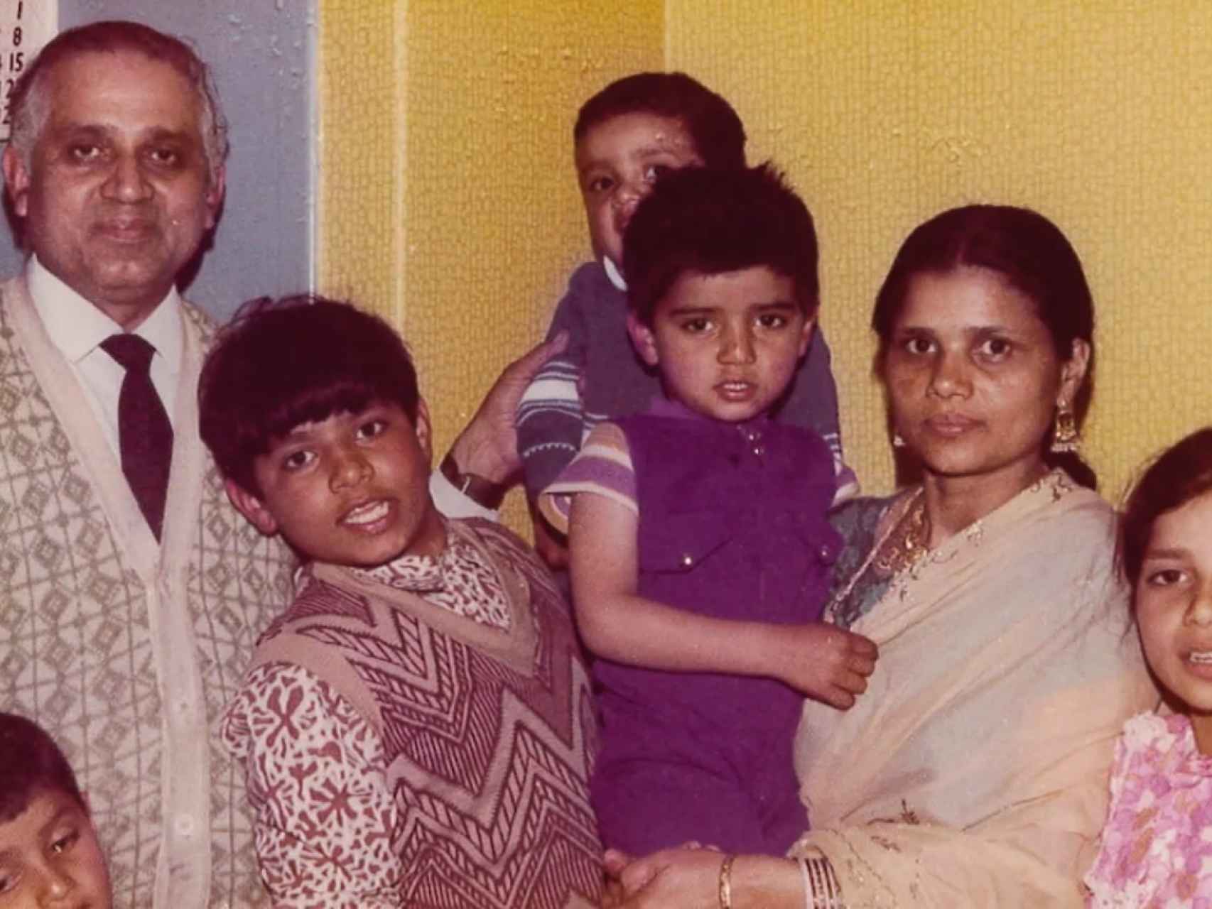Sadiq Khan cuando era niño (con trajecito morado) junto a sus padres.