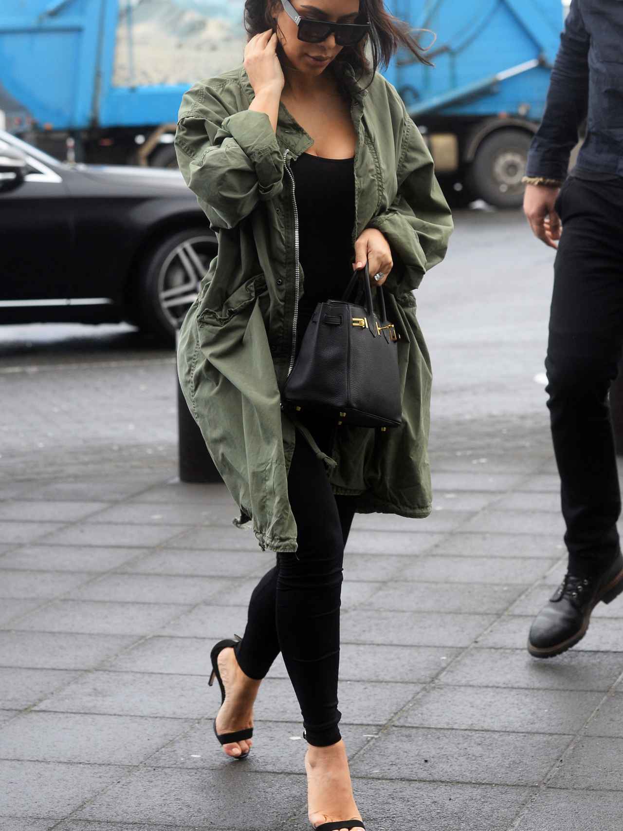Kim Kardashian con unas sandalías imposibles paseando por Finlandia