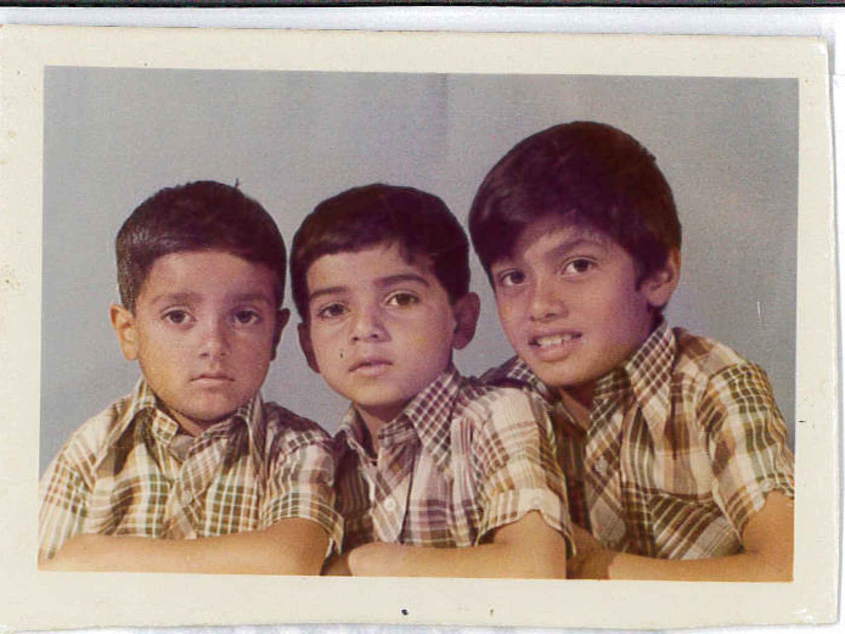 Sadiq Khan (centro) junto a sus hermanos.