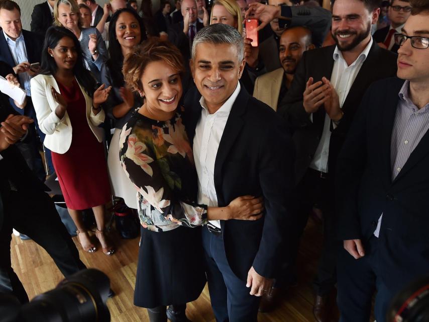 Sadiq Khan junto a su esposa tras ser proclamado candidato en septiembre de 2015.