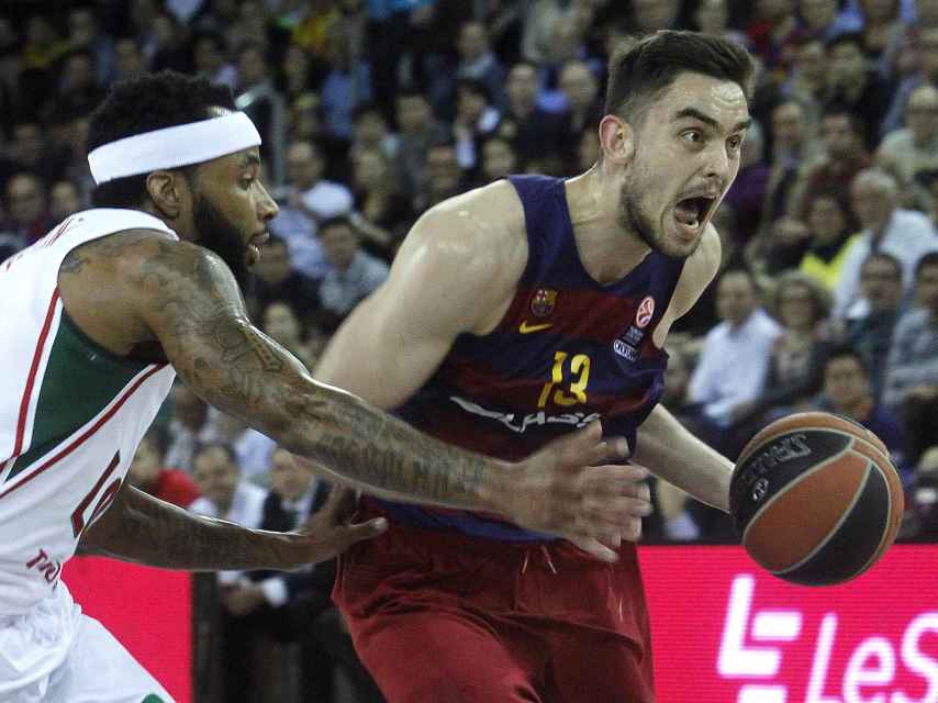 Tomas Satoransky intenta escaparse de Malcolm Delaney durante el partido.