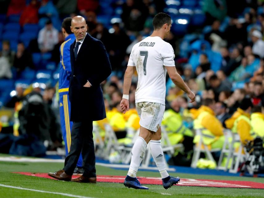 Cristiano abandona el campo tras sentir molestias.