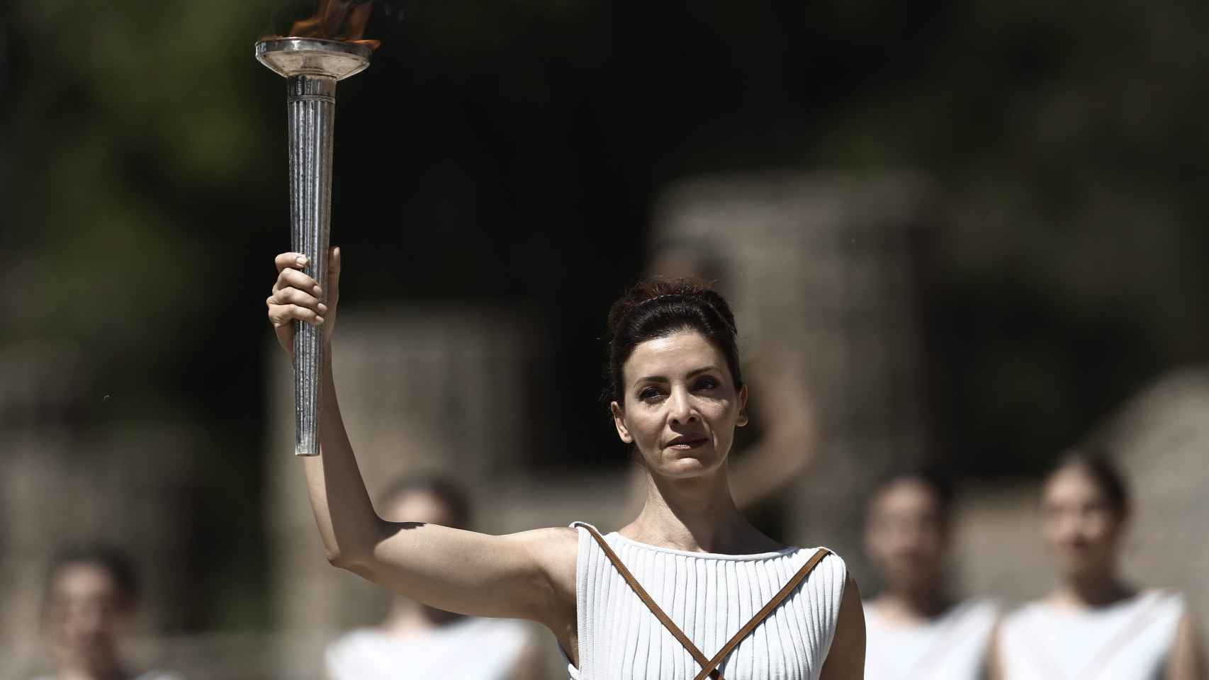 Una actriz representa a la Gran Sacerdotisa de Olimpia.