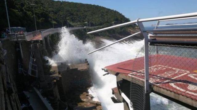 Imagen del tramo de carril bici derrumbado este jueves en Río de Janeiro.