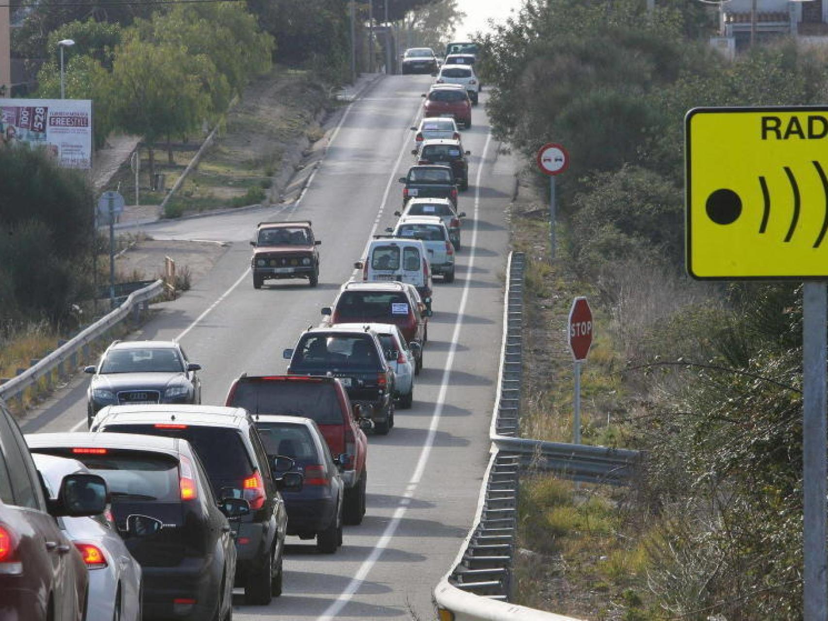 Una señal anuncia la proximidad de un radar de tráfico.