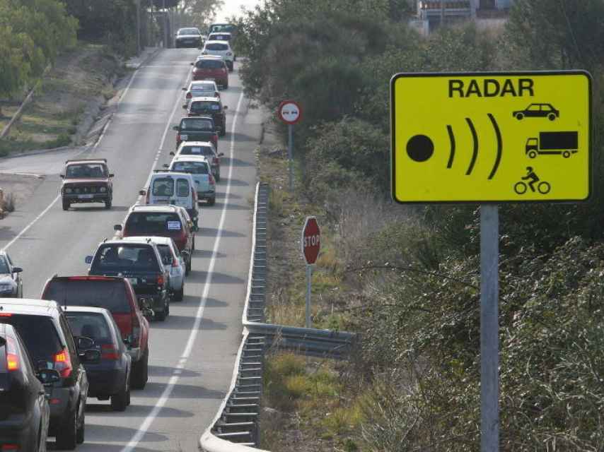 Una señal anuncia la proximidad de un radar de tráfico.