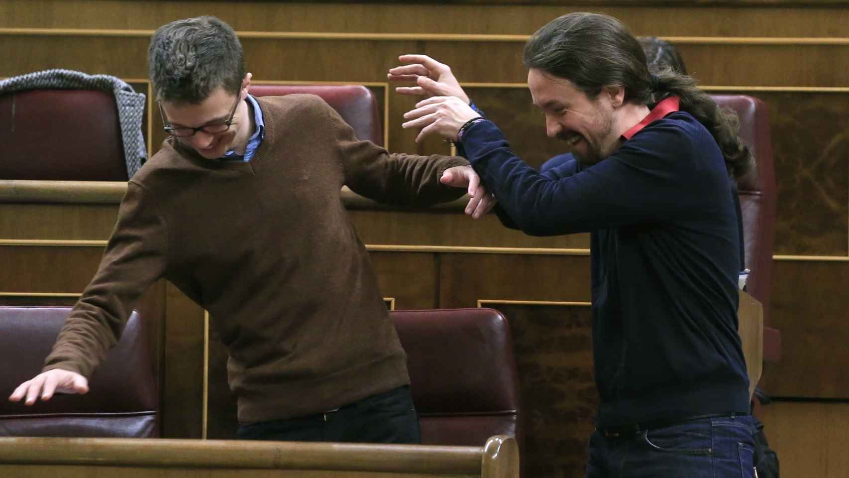 Pablo Iglesias e Iñigo Errejón jugueteando en el Congreso.