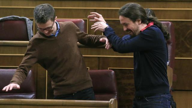 Pablo Iglesias e Iñigo Errejón jugueteando en el Congreso.