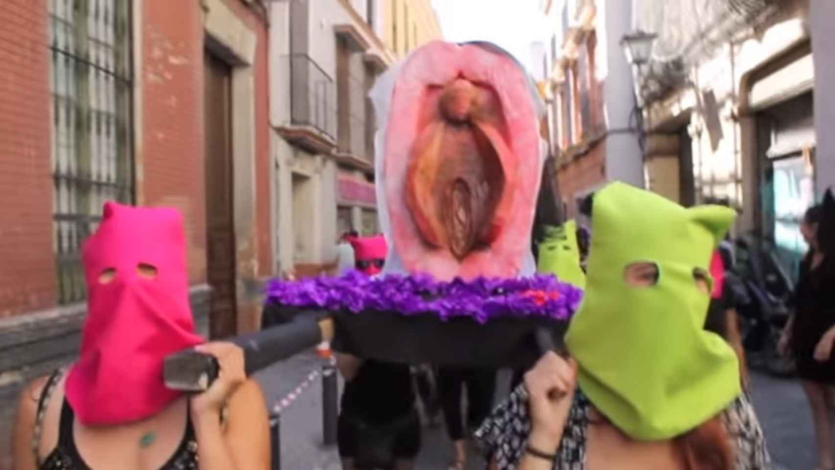 Procesión del coño insumiso en Sevilla