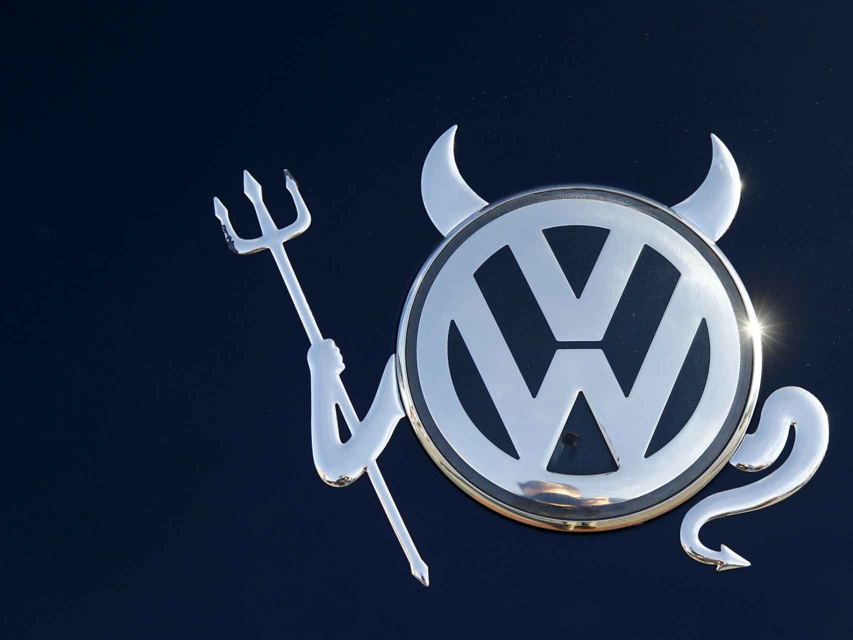 Logo modificado de Volkswagen en un vehículo de Hanau, Alemania.