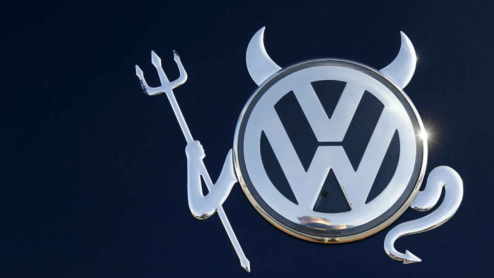 Logo modificado de Volkswagen en un vehículo de Hanau, Alemania.
