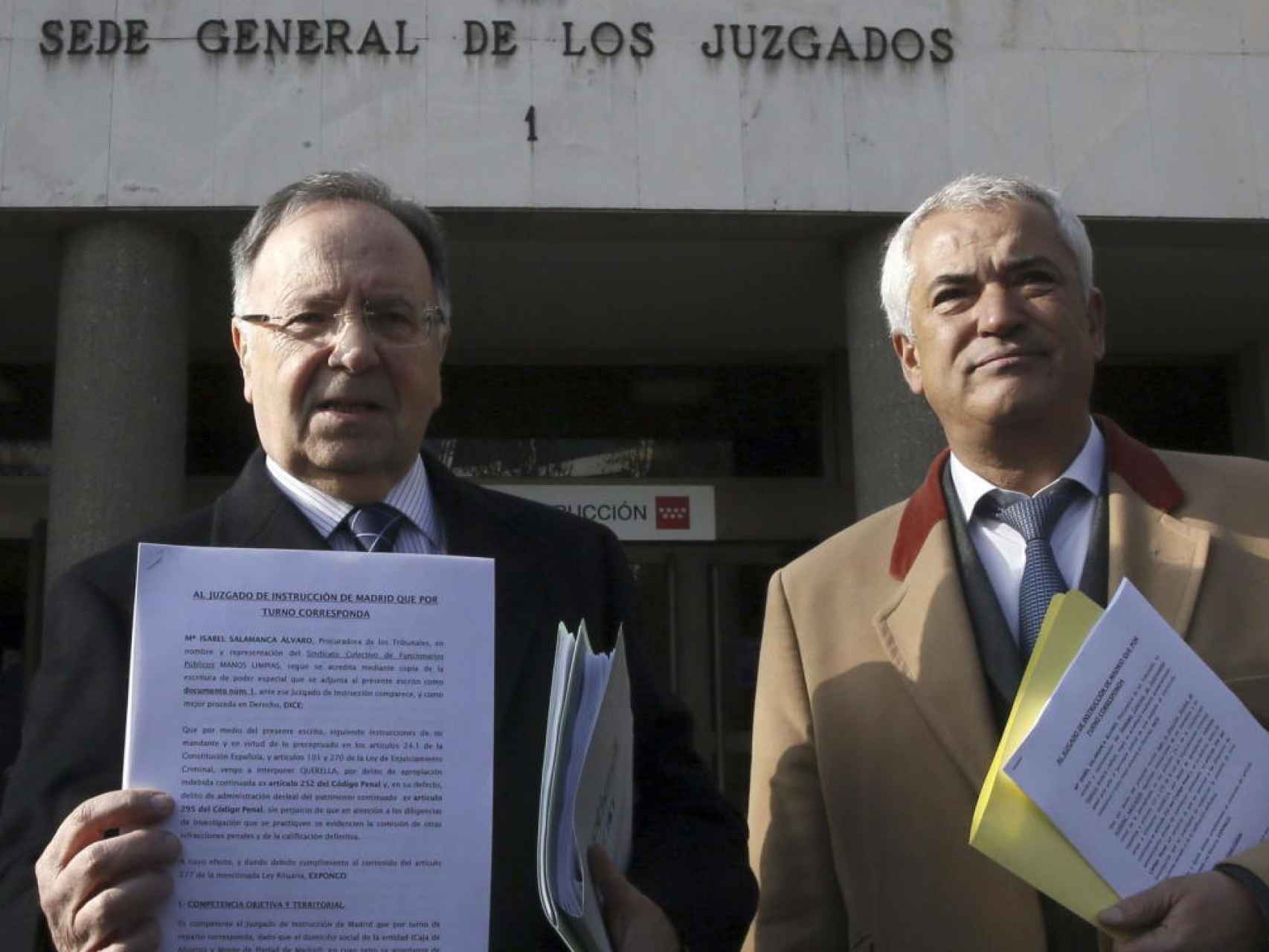 Miguel Bernad y el abogado Luis Pineda en febrero de 2015.