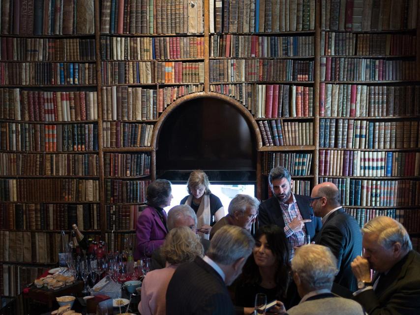 Fiesta sorpresa para Luis Bardón en su librería bibliófila.