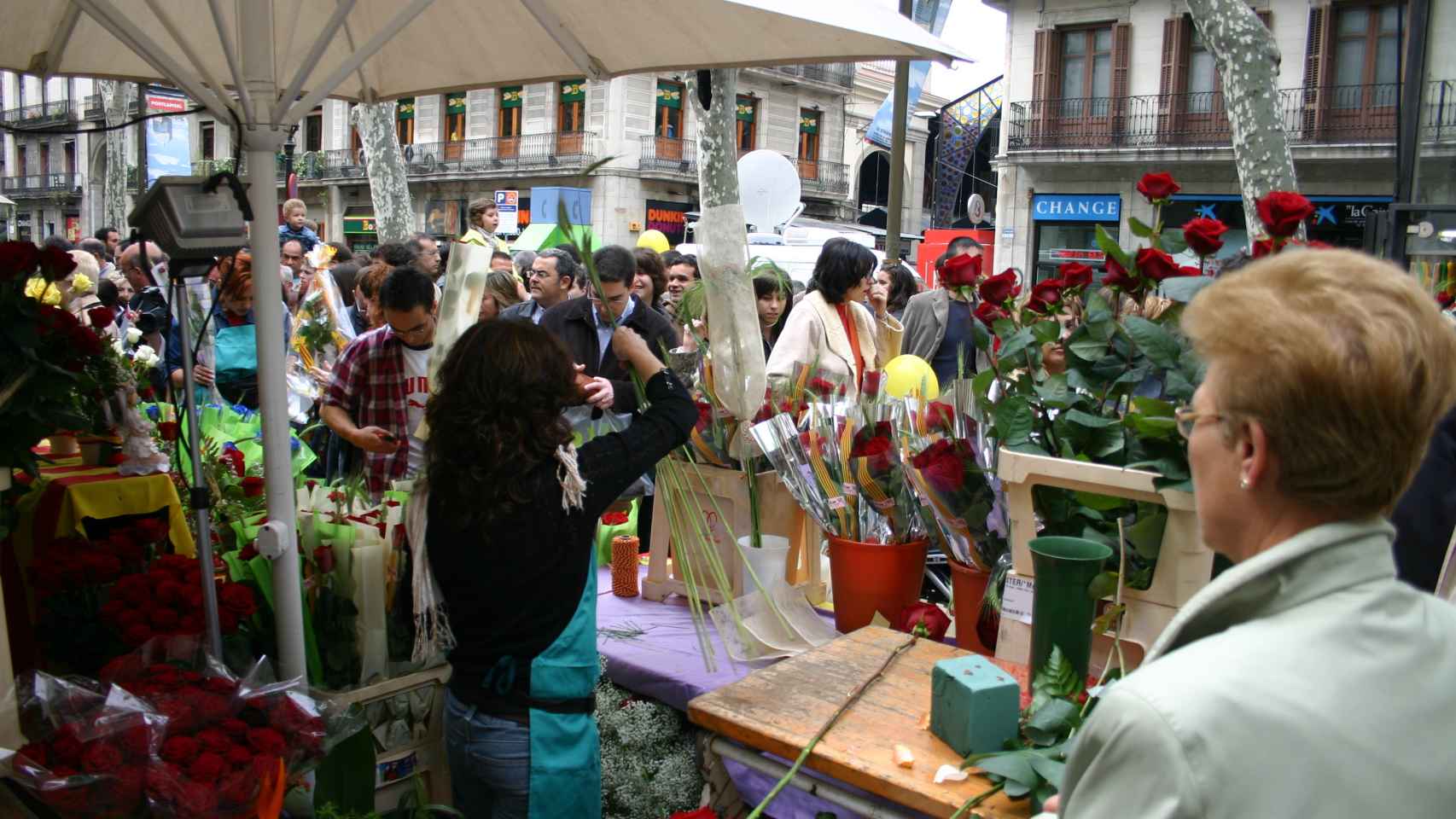 Día de Sant Jordi en las Ramblas de Barcelona.