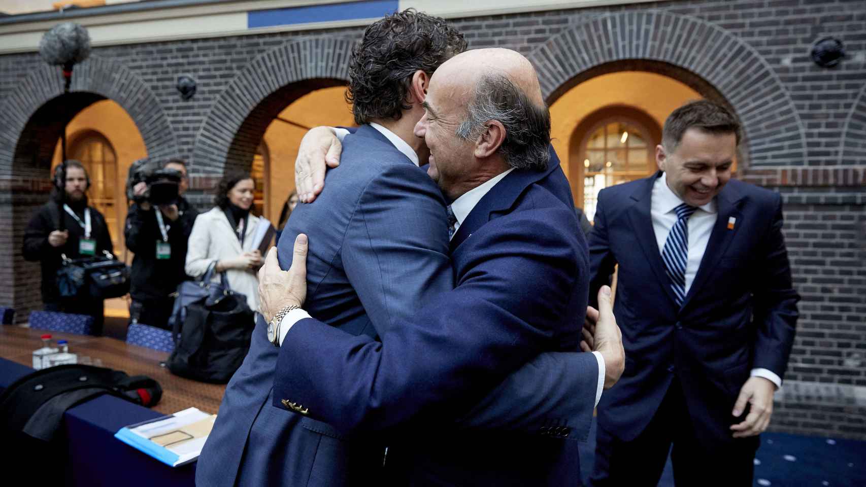 Afectuoso saludo entre Guindos y Dijsselbloem, que compitieron por la presidencia del Eurogrupo
