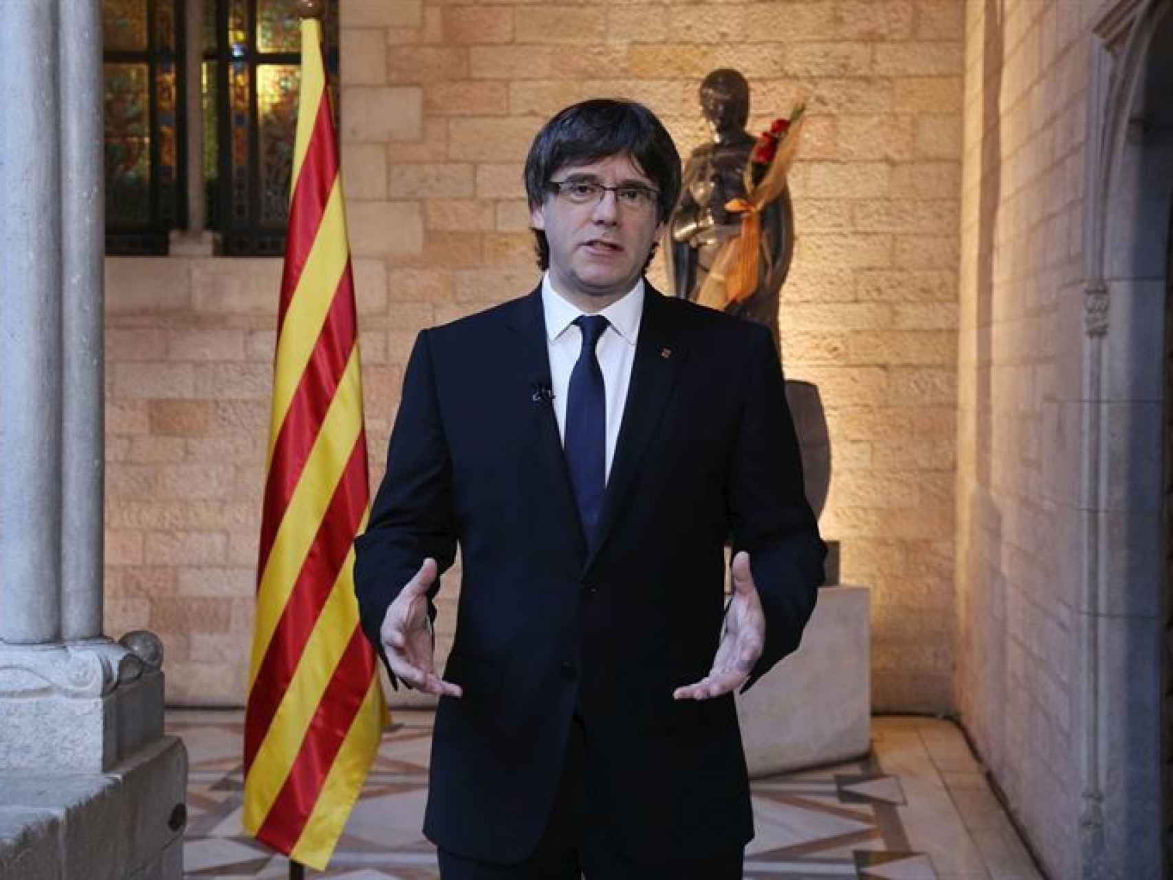 Puigdemont reivindica la lengua y la cultura catalana ante los dragones feroces