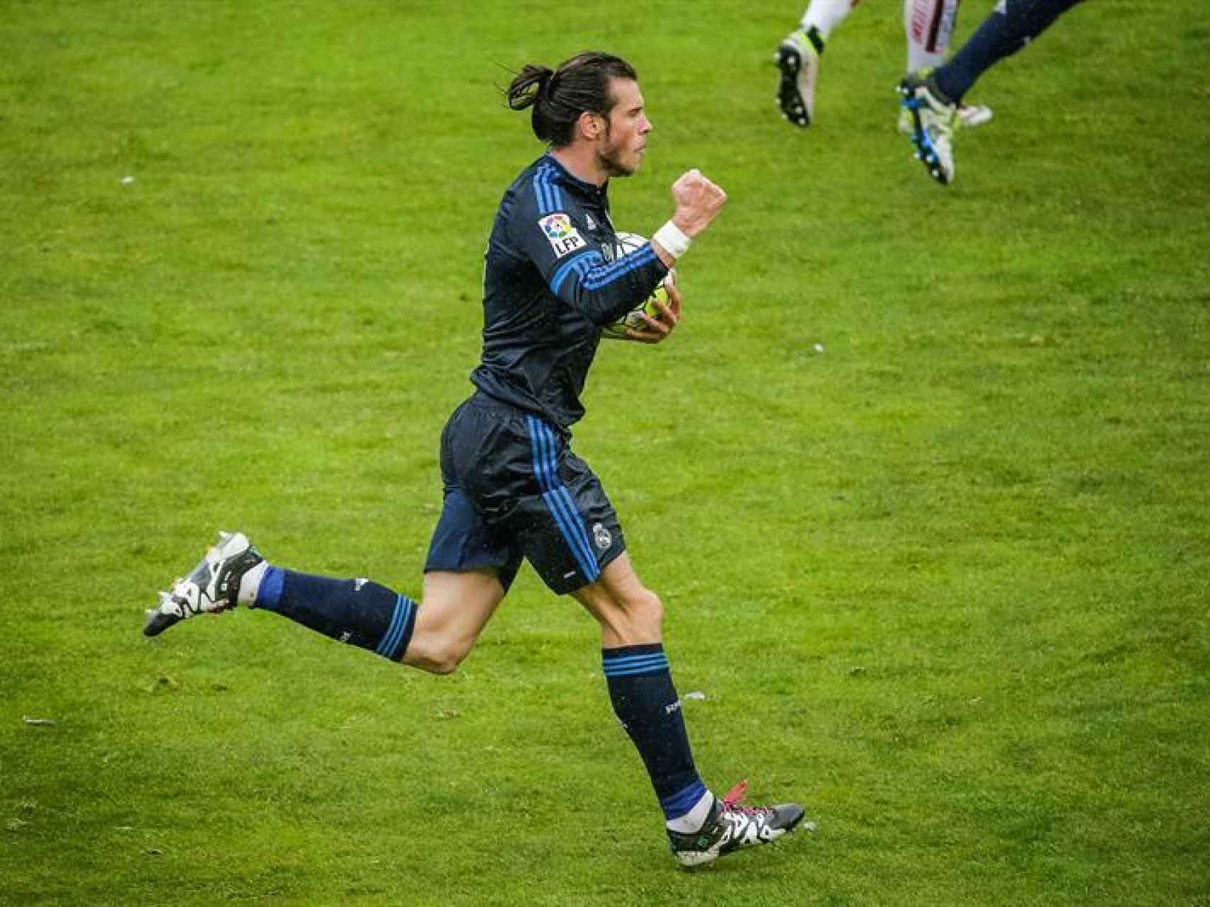 Bale celebra su primer gol en Vallecas.