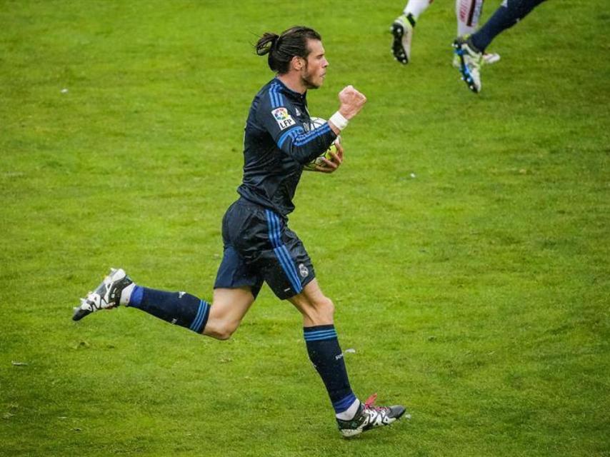 Bale celebra su primer gol en Vallecas.