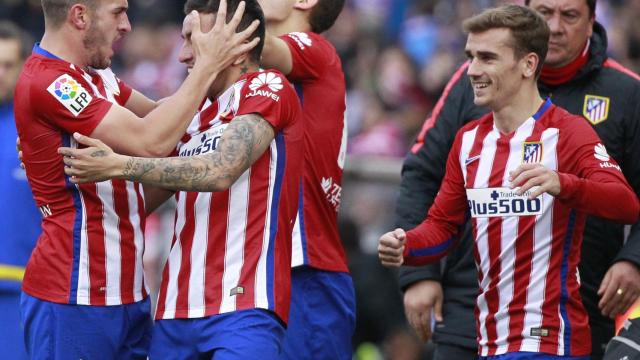 Los jugadores del Atlético celebran su gol ante el Málaga.