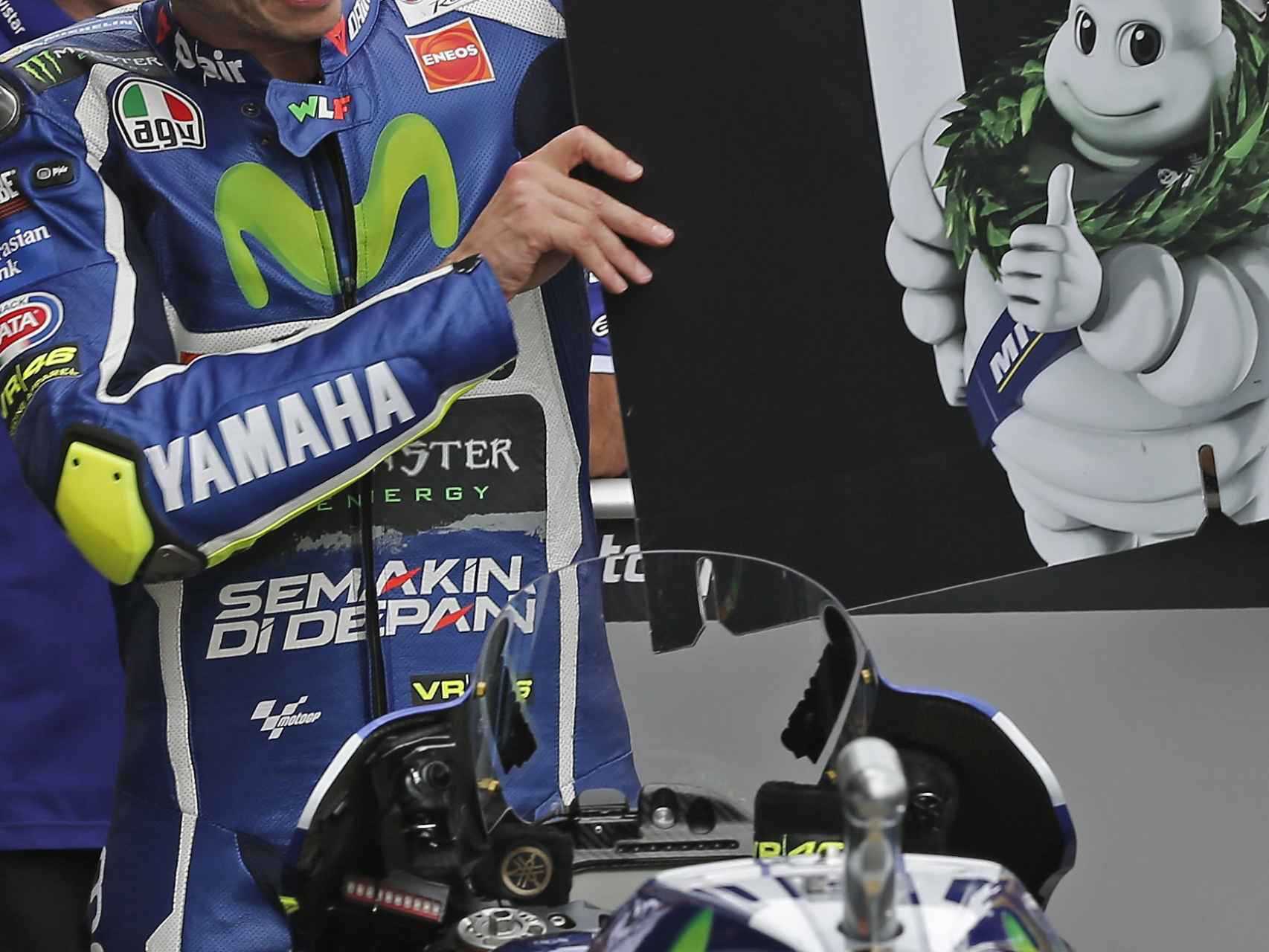 Rossi posa sonriente con el #1 y el logo de Michelin en Jerez.