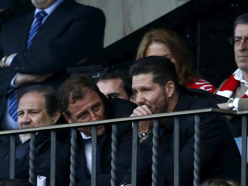 Simeone en el palco del Calderón tras ser expulsado.